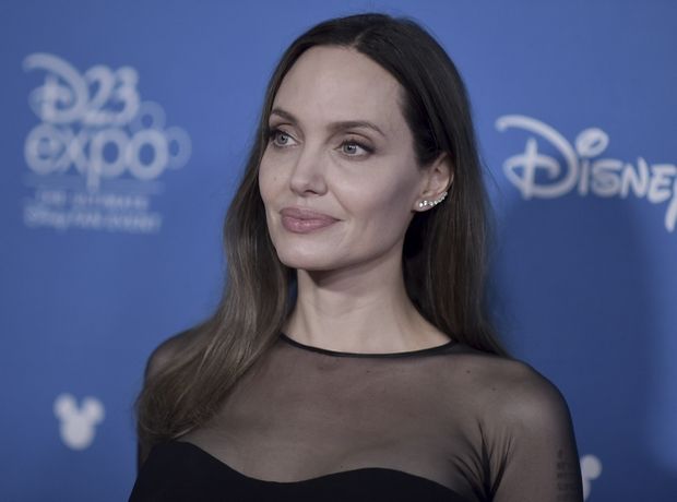 H Angelina Jolie "ξαναχτυπά": Το Versace φόρεμα με έντονο σκίσιμο είναι μια ωδή στο look της από τα Oscars του 2012