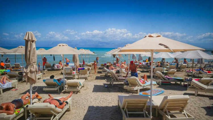 Eurostat: Οι μισοί Έλληνες δεν μπορούν να πάνε ούτε διακοπές μίας εβδομάδας