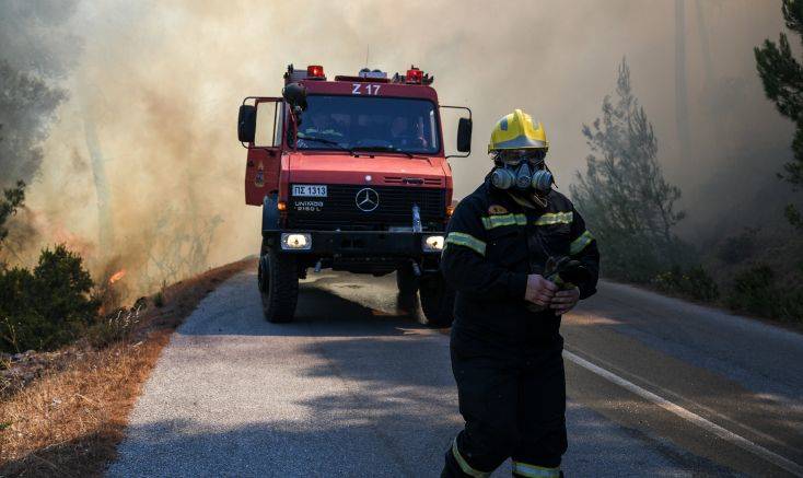 Μεγάλη φωτιά στην Εύβοια: 2.500 μπουκάλια νερού και χυμούς στους πυροσβέστες από το δήμο Αθηναίων