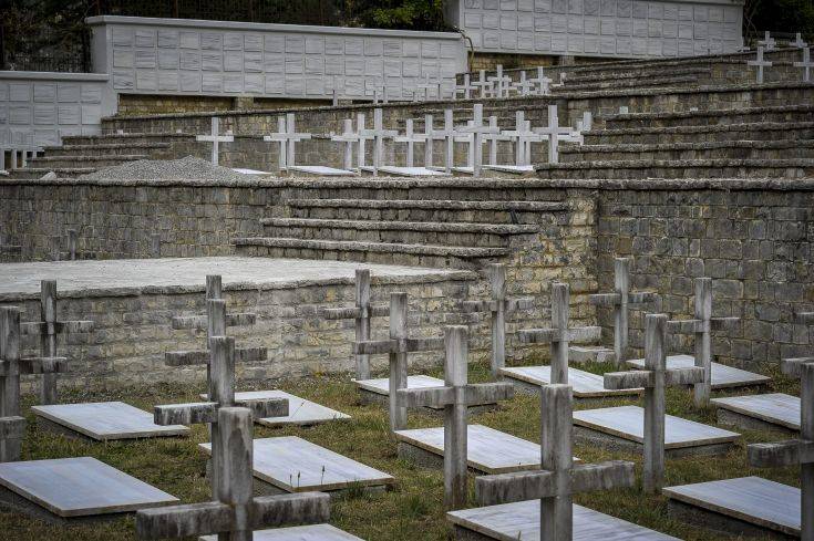 Τελετή ενταφιασμού οστών Ελλήνων πεσόντων στην Αλβανία κατά τον Ελληνο-Ιταλικό πόλεμο