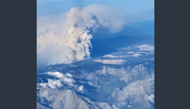 Η φωτιά στην Εύβοια από τα 18.000 πόδια: Φωτογραφία από πτήση κόβει την ανάσα