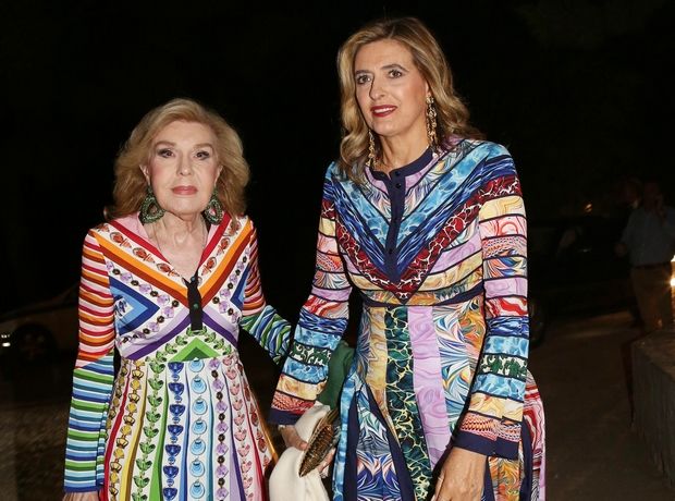 Η Μαριάννα και η Χριστιάνα Βαρδινογιάννη με παρόμοιες δημιουργίες Mary Katrantzou: η matchy-matcy τάση στα καλύτερά της