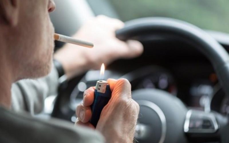 Πρόστιμα 3.000 ευρώ και αφαίρεση διπλώματος για τους οδηγούς που καπνίζουν