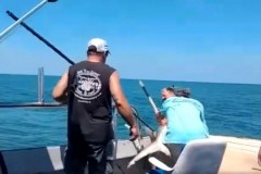 Καρχαρίας αρπάζει και δαγκώνει ψαρά