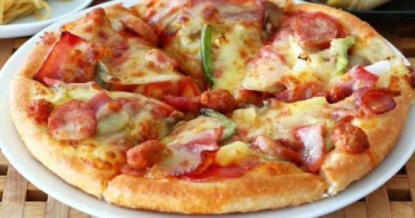 Φτιάξτε την πιο γρήγορη τραγανή ζύμη για πίτσα με 2 υλικά