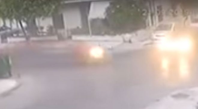 Κρήτη: Η στιγμή που οδηγός αυτοκινήτου χτυπά μηχανάκι και εγκαταλείπει αβοήθητους τους τραυματίες (βίντεο)