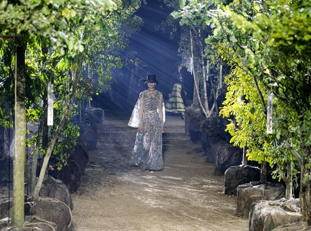 H Maria Grazia Chiuri φυτεύει δέντρα στην πασαρέλα του Dior και παρουσιάζει μία από τις καλύτερες συλλογές του οίκου