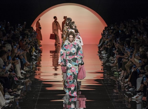 Ο οίκος Fendi επαναφέρει την αίγλη της μόδας του ’70 στην πασαρέλα