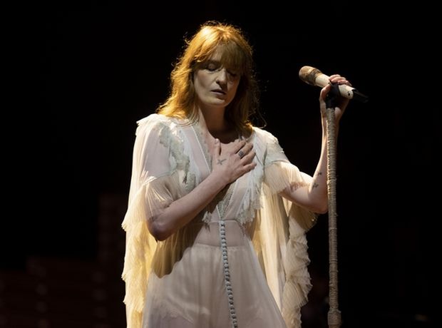 H Florence Welch τραγούδησε στο Ηρώδειο ξυπόλητη και με το πιο ονειρεμένο φόρεμα