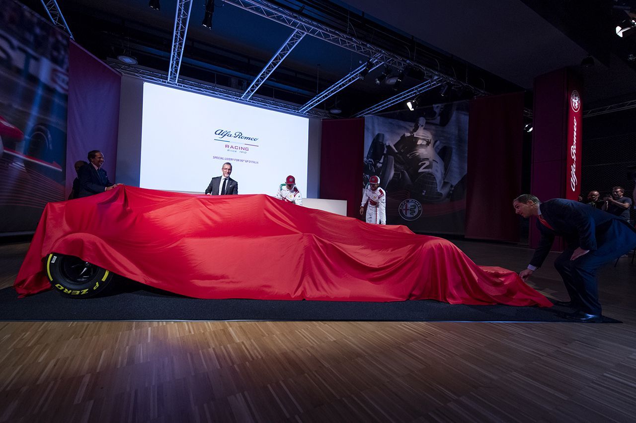 O Kimi Räikkönen και η σύζυγος του πρωταγωνιστούν στη νέα καμπάνια της Alfa Romeo