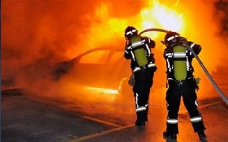 Φωτιά τη νύχτα σε δύο οχήματα σε Κασσάνδρα και Ασπρόπυργο