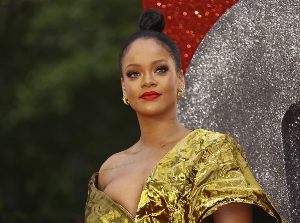 5 πράγματα που μπορεί να χωράει η μικροσκοπική τσάντα της Rihanna, εκτός από ένα τσιπάκι τόσο δα