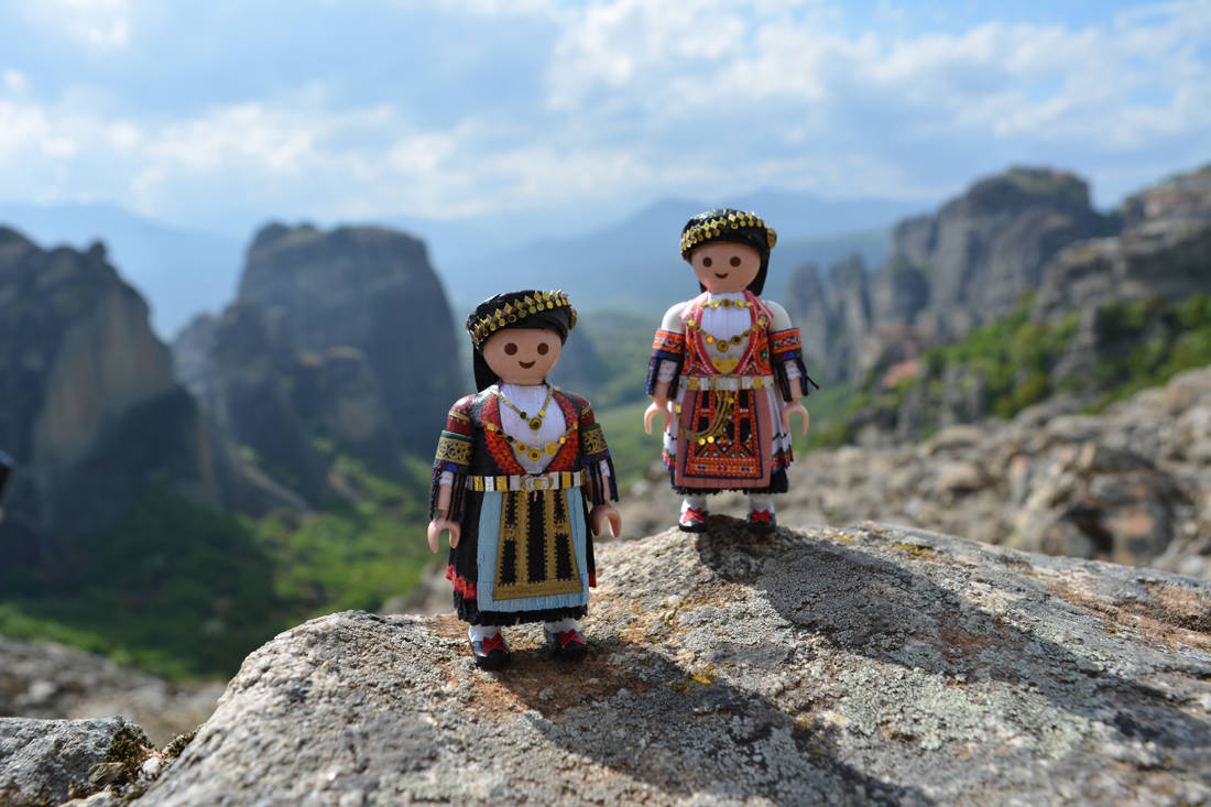 Τα PlaymoGreek με τις ελληνικές παραδοσιακές φορεσιές