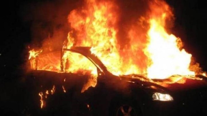 Πάτρα: Τρία αυτοκίνητα τυλίχθηκαν στις φλόγες