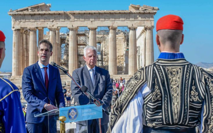 Η επετειακή έπαρση της σημαίας στην Ακρόπολη για τα 75 χρόνια από την απελευθέρωση της Αθήνας