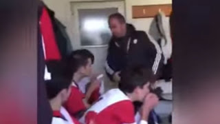 Προπονητής χαστουκίζει τους παίκτες του για να τους…πορώσει