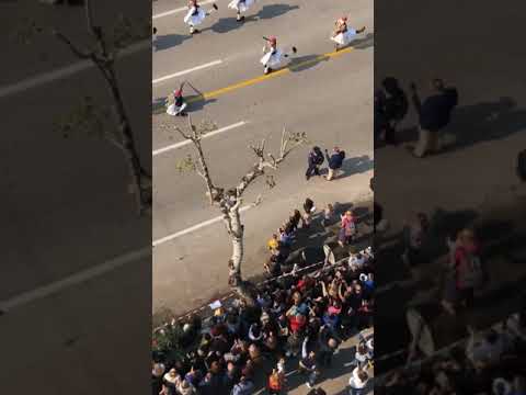Θεσσαλονίκη: Πτώση Εύζωνα στη στρατιωτική παρέλαση καταγράφηκε από μπαλκόνι (βίντεο)