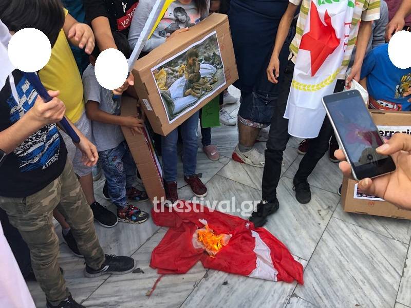 Κούρδοι έκαψαν τουρκική σημαία στη Θεσσαλονίκη