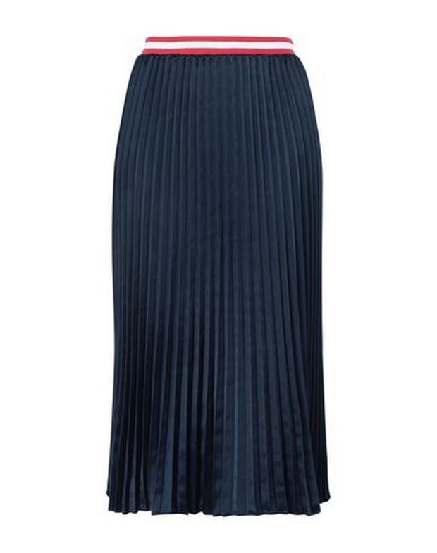 Η Τζένη Μπαλατσινού φόρεσε την It απόχρωση της σεζόν. Τα 7 items που θα σε πείσουν να τη φορέσεις κι εσύ