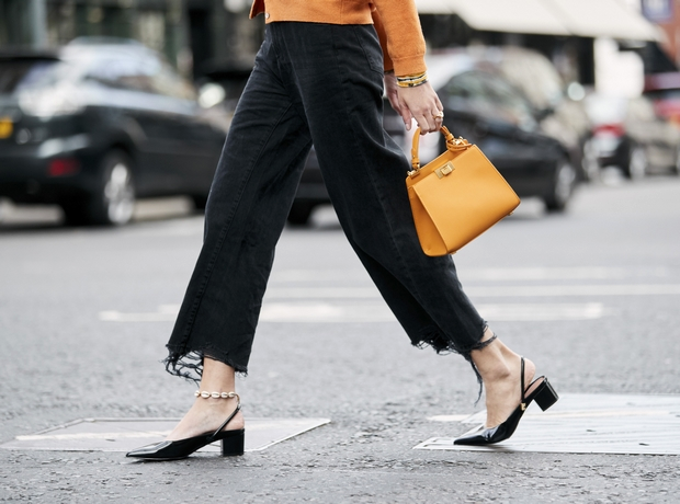 11 μαύρα τζιν παντελόνια για τα πιο κομψά καθημερινά looks
