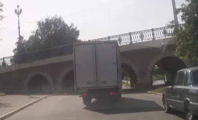 Φορτηγό επιχειρεί να περάσει κάτω από χαμηλή γέφυρα [Βίντεο]