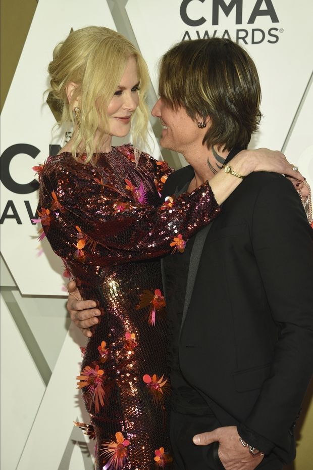 H Nicole Kidman με sequin φόρεμα Versace βγαίνει από τη ζώνη ασφαλείας της