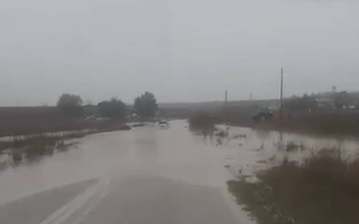 Εγκλωβισμένο ΙΧ σε πλημμυρισμένο δρόμο στη Ροδόπη