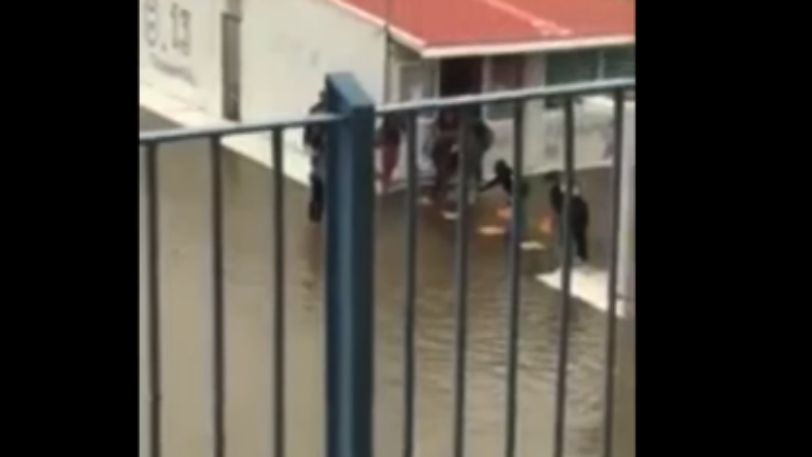 Κρήτη: Δημιούργησαν “γέφυρα” με καρέκλες για να βγουν από το πλημμυρισμένο σχολείο [βίντεο]