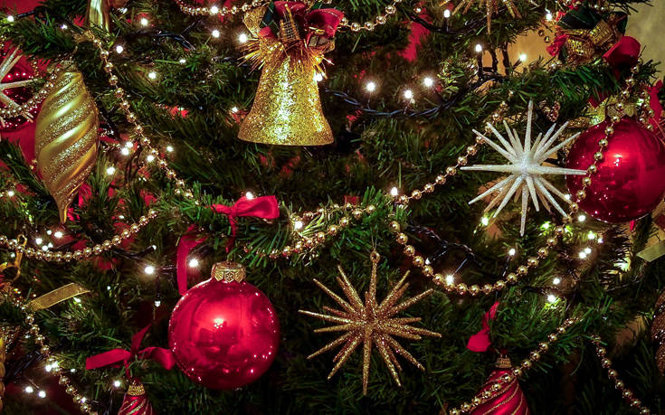 Φωταγωγήθηκε το πρώτο Χριστουγεννιάτικο δέντρο της Ελλάδας