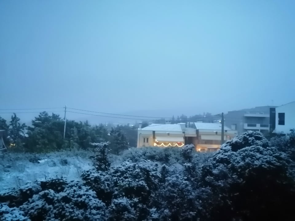 Έπεσαν τα πρώτα χιόνια στη Θεσσαλονίκη! (εικόνες & βίντεο)