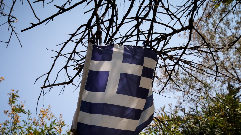 Συνελήφθη αστυνομικός στα Πατήσια γιατί έκαψε την ελληνική σημαία