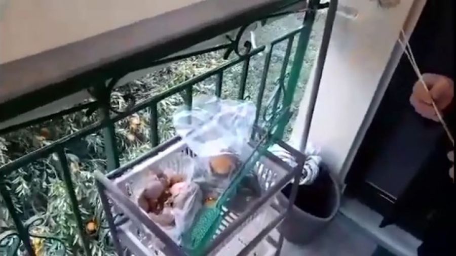 Χίος: Ηλικιωμένη έριξε επίδοξο διαρρήκτη από το μπαλκόνι με σφουγγαρίστρα (βίντεο)