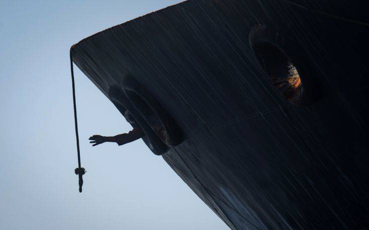 Στη Σκύρο το πλήρωμα του ακυβέρνητου πλοίου, αναφορές για δύο τραυματίες