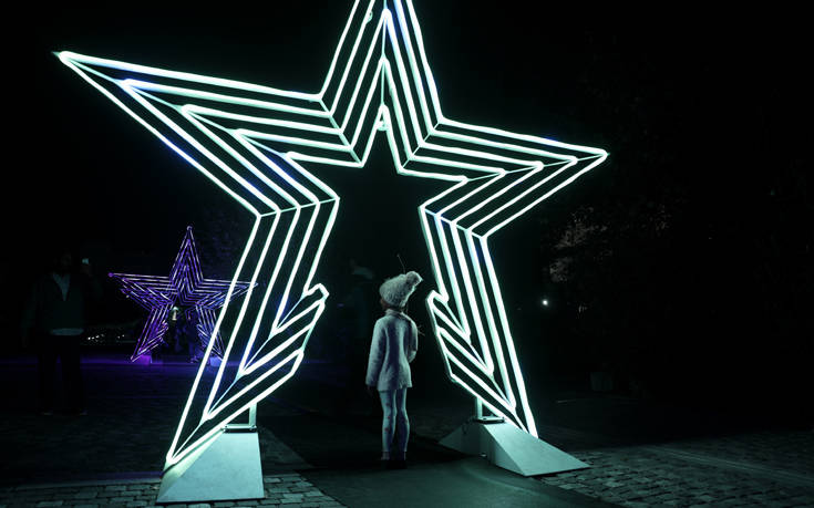 Χριστούγεννα 2019: Εντυπωσιακές εικόνες από τα 3D αστέρια στην Διονυσίου Αρεοπαγίτου