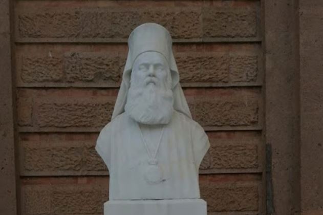 Βεβήλωσαν το άγαλμα του εθνομάρτυρα Σμύρνης Χρυσόστομου στη Λέσβο (εικόνα)