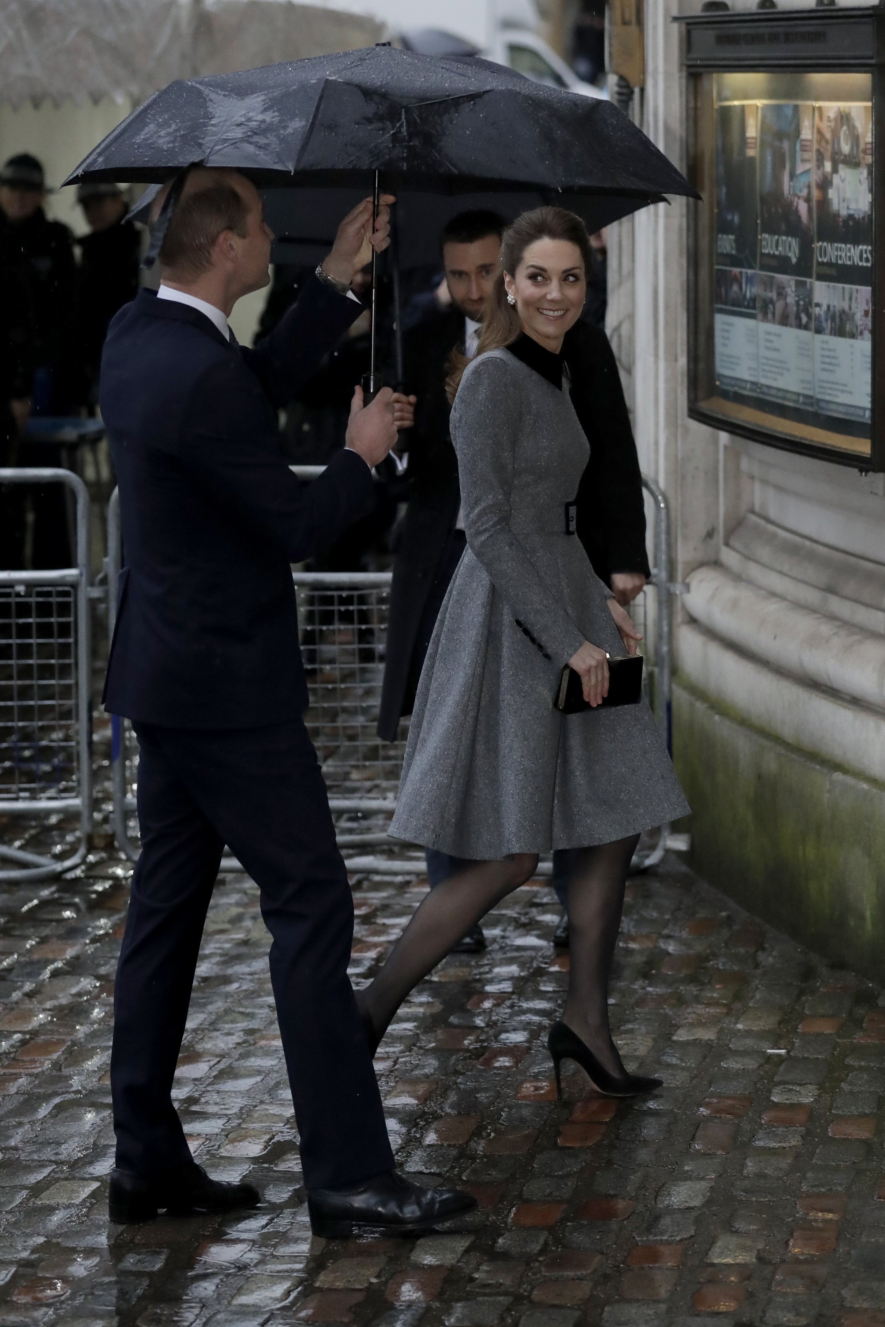Mία μέρα που έβρεχε καταρρακτωδώς η Kate Middleton έκανε μία πολύ τολμηρή κίνηση και φόρεσε…