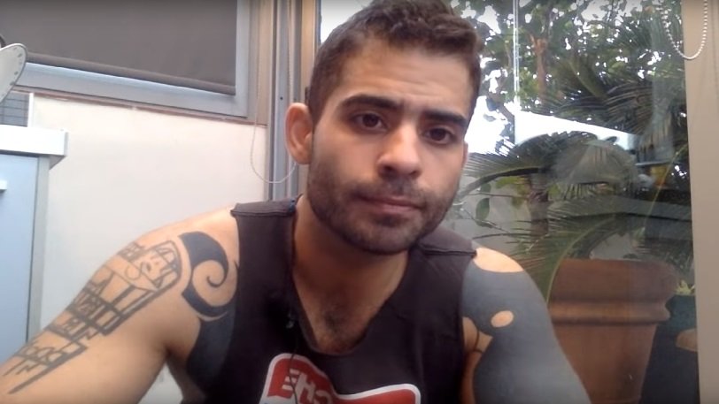 Αρχιμανδρίτης πέταξε τα ράσα λόγω της σeξουαλικότητάς του [βίντεο]