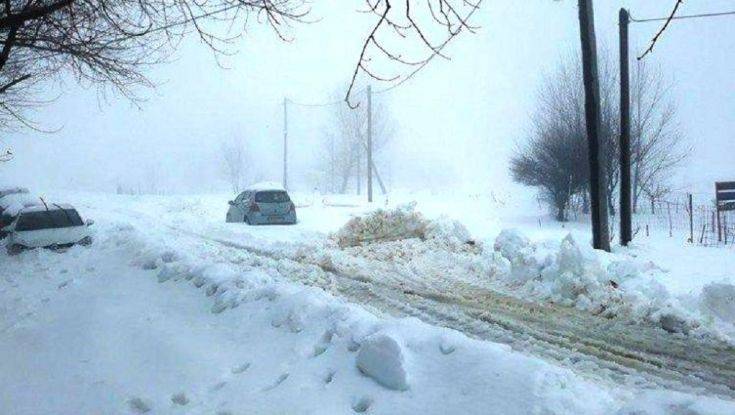 Έκλεισαν δρόμοι στην περιοχή των Καλαβρύτων λόγω της εκτεταμένης χιονόπτωσης.