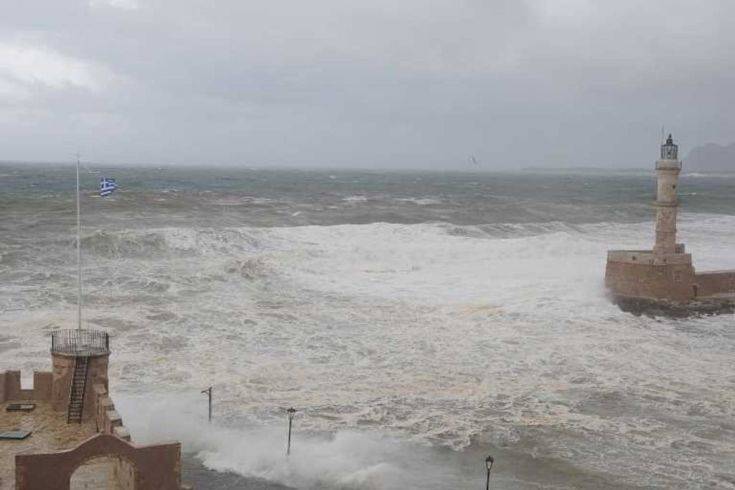 Εντυπωσιακές εικόνες στην Κρήτη: Μανιασμένα κύματα «κατάπιαν» το παλιό λιμάνι στα Χανιά