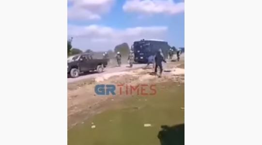 Οδηγός αγροτικού επιχείρησε να πατήσει άνδρες των ΜΑΤ στη Μυτιλήνη (βίντεο)