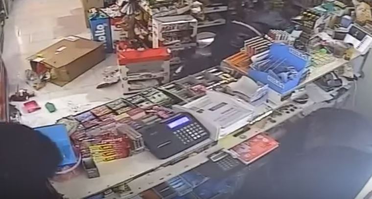 Πόρτο Ράφτη: Ληστές χτύπησαν υπάλληλο μίνι μάρκετ με λοστό (βίντεο)