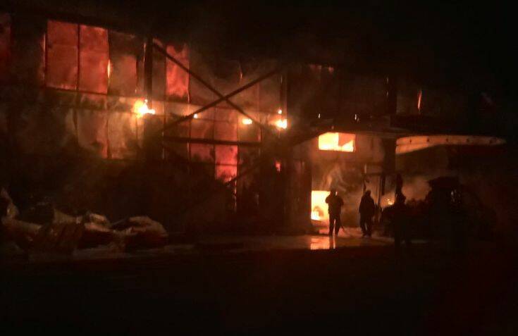 Μεγάλη φωτιά καίει εγκαταστάσεις εταιρείας τροφίμων στην Καλαμάτα
