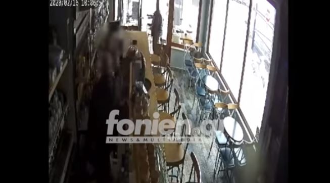 Κρήτη: Καρέ – καρέ η στιγμή που 53χρονος εισβάλει σε καφετέρια και ξυλοκοπεί άγρια γυναίκα (βίντεο)