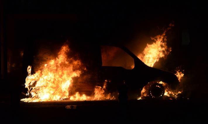 Αντιεξουσιαστές ζητάνε από τους πολίτες να μην παρκάρουν δίπλα σε πολυτελή οχήματα τα οποία καίνε