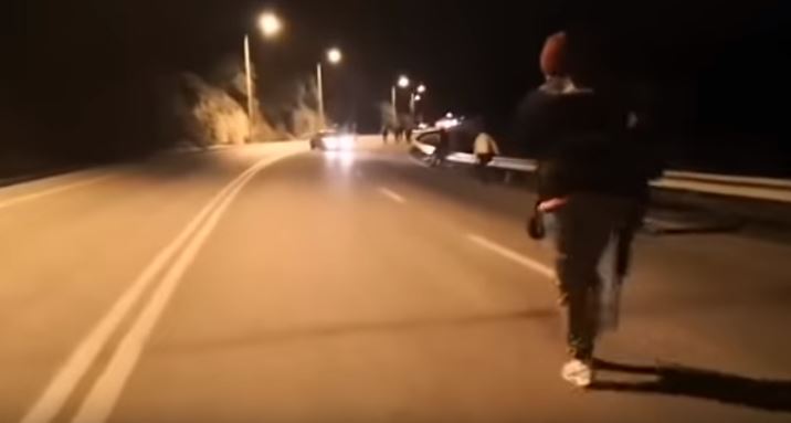 Λέσβος: Καρέ καρέ η στιγμή που άνδρας πυροβολεί με καραμπίνα έξω από στρατόπεδο (βίντεο)