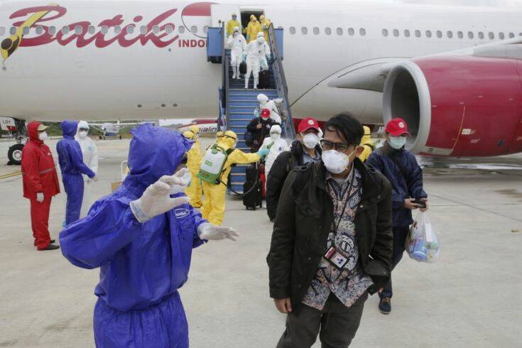 Κοροναϊός: Εικόνες με επιβάτες να ψεκάζονται την ώρα που βγαίνουν από το αεροπλάνο
