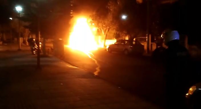 Έκρηξη σε αυτοκίνητο εκδότη έξω από ταβέρνα στην Αγία Βαρβάρα (βίντεο)