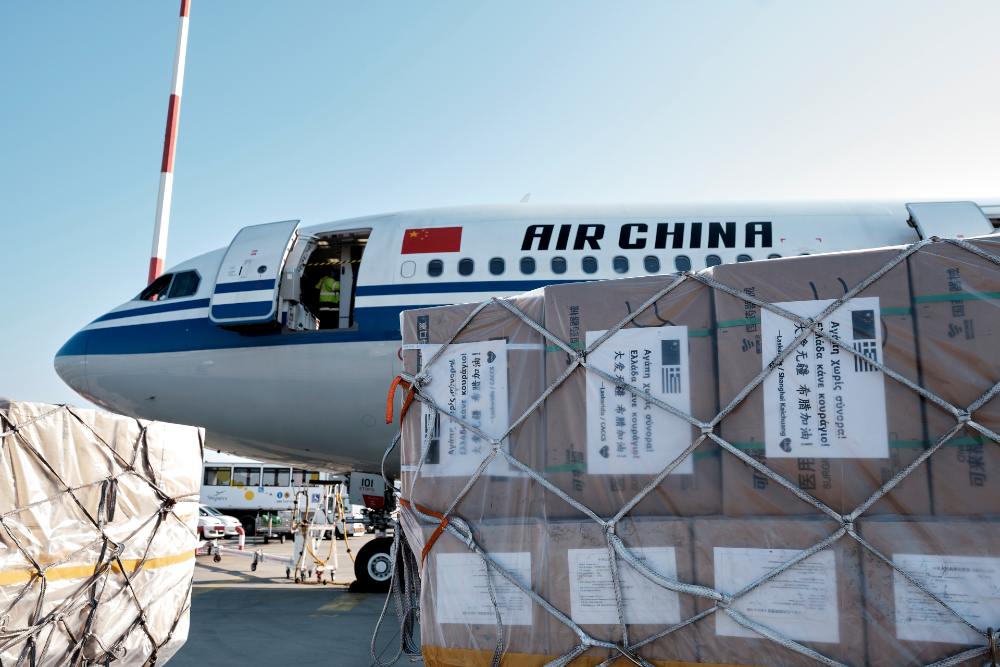 Covid-19: Υγειονομικό υλικό 8 τόνων έστειλε η Κίνα