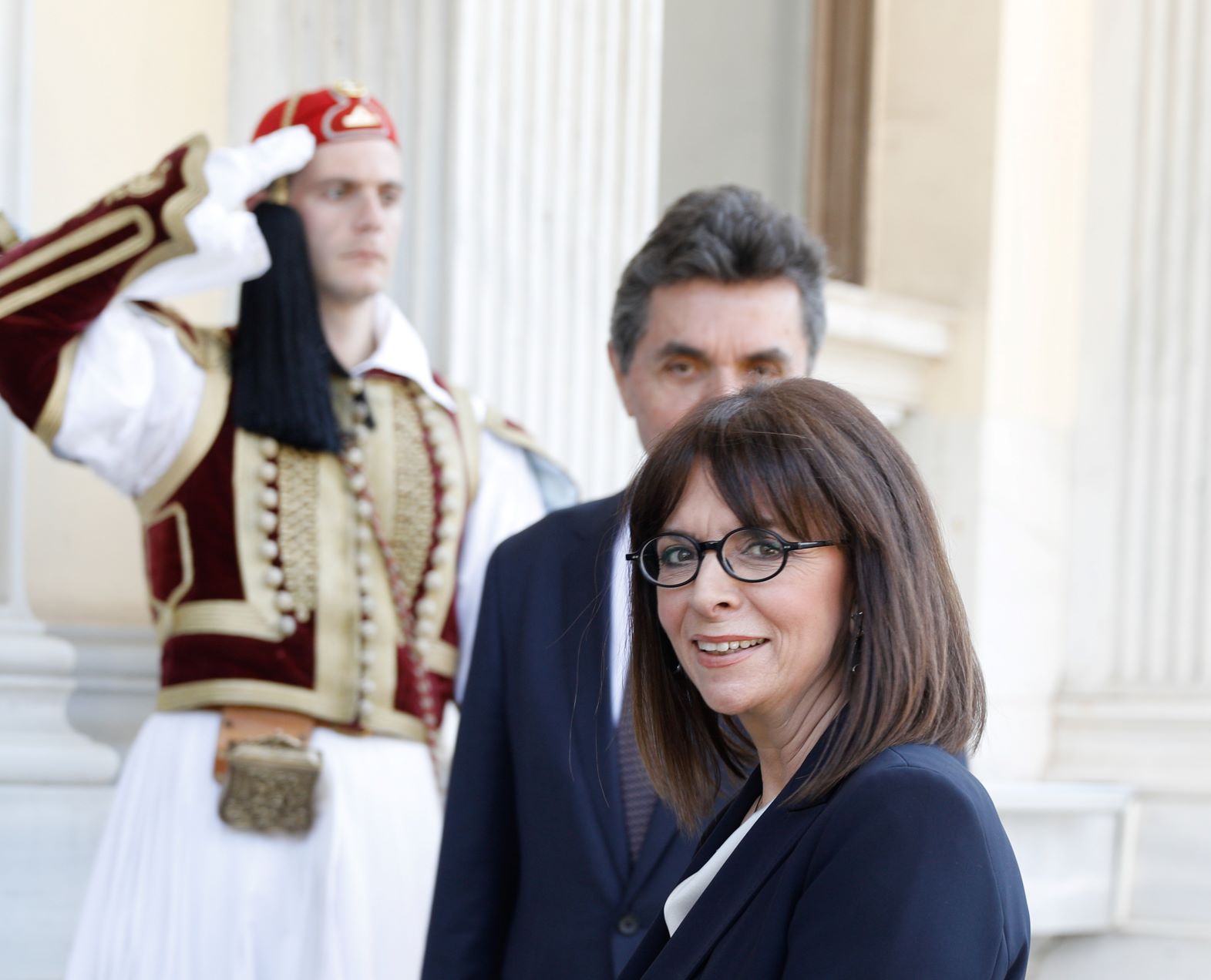 Tι φόρεσε στην Ορκωμοσία της η πρώτη γυναίκα Πρόεδρος της Δημοκρατίας στην Ελλάδα;