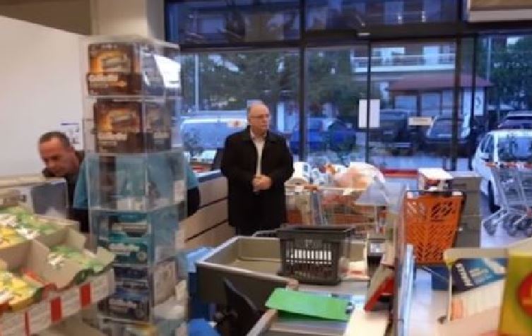 Κορωνοϊός: Με τρία γεμάτα καρότσια στο σούπερ μάρκετ ο Δημήτρης Παπαδημούλης (βίντεο)